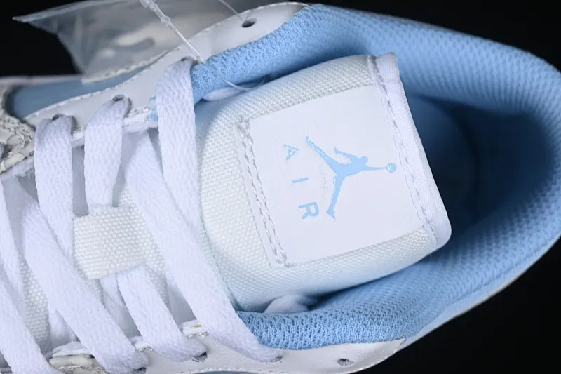 All categories Air Jordan Jordan series basketball shoes Air Jordan 1 Low Air Jordan 1 Low "True Blue" AJ1 Joe 1 burst white and blue color low-top basketball shoes IB7692-400